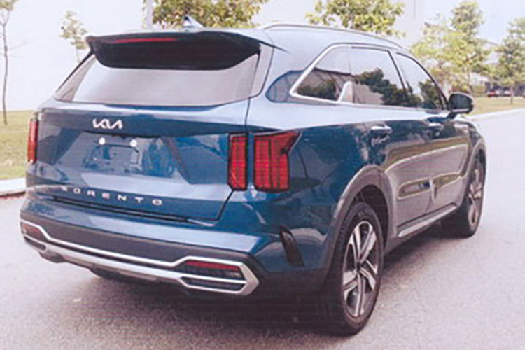 Ngoài ra, Kia Sorento HEV 2023 còn dùng cụm pin lithium-ion 14 kWh, hộp số tự động 6 cấp và hệ dẫn động 1 cầu hoặc 2 cầu. Theo công bố của hãng Kia, Sorento phiên bản hybrid chỉ tiêu thụ lượng xăng là 6,03 lít/100 km trong đô thị, 6,72 lít/100 km ngoài đô thị và 6,36 lít/100 km kết hợp.