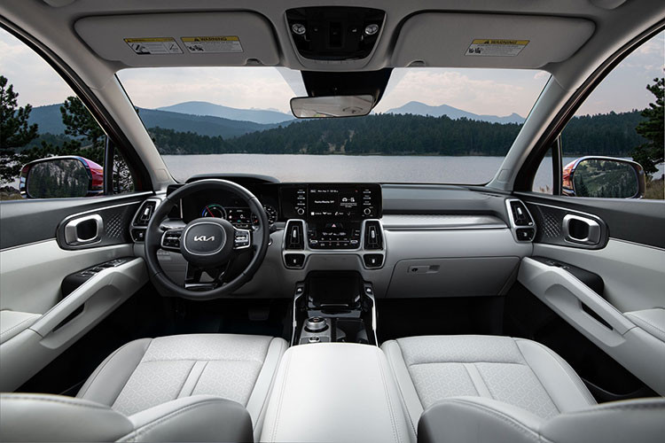 Thêm vào đó là bảng đồng hồ kỹ thuật số và màn hình cảm ứng trung tâm cùng có kích thước 12,3 inch, hệ thống âm thanh Bose 12 loa, cửa sổ trời toàn cảnh Panorama, sưởi vô lăng cũng như ghế có tính năng sưởi/làm mát.