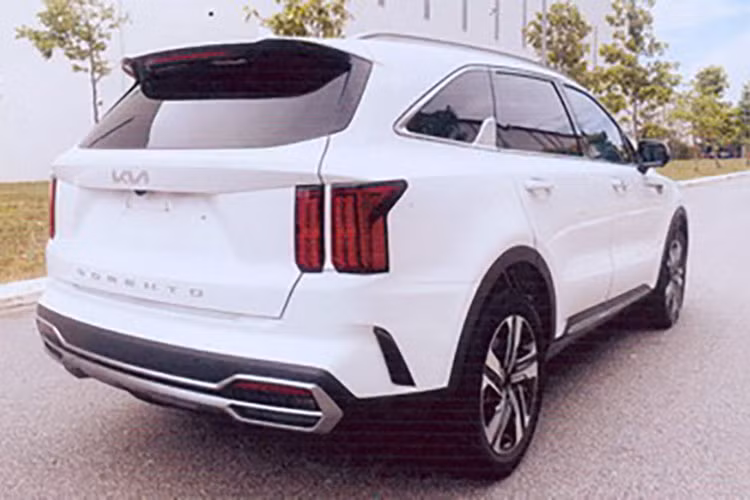 Đáng tiếc là thông tin về trang bị của Kia Sorento HEV 2023 tại Việt Nam chưa được hé lộ. Tuy nhiên, dự kiến, xe sẽ được trang bị đèn pha LED với tính năng hỗ trợ đèn pha, dải đèn LED định vị ban ngày, đèn sương mù LED, vành hợp kim 19 inch và đèn hậu LED.