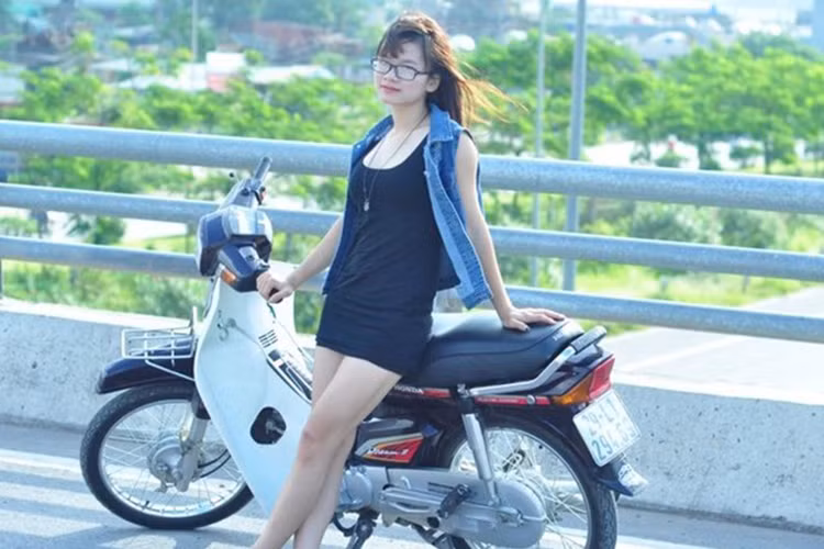 Nguyễn Thị Phương, cô nàng cá tính sinh năm 1995, từng là sinh viên của trường Cao đẳng Sư phạm Hà Nội - đã có hơn 1 năm hoạt động trong hội mê dòng xe số "huyền thoại" Honda Dream II khu vực Cầu Giấy - Từ Liêm, Hà Nội.