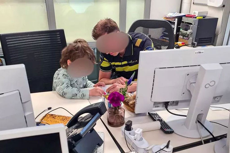 Cau be 4 tuoi trom xe oto cua me, gay tai nan roi “tau thoat”