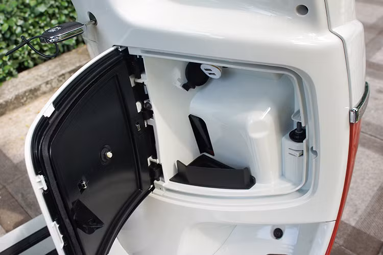 Trong khi đó, phía bên phải của xe cũng tích hợp ổ sạc 12V tiện lợi dành cho mục đích sử dụng các phương tiện cá nhân như máy nghe nhác, điện thoại di động... và đựng được những vật dụng nhỏ khác.