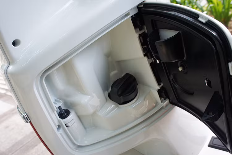 Là một mẫu xe tay ga ở phân khúc trung cao cấp, Peugeot Django được thiết kế khá tinh tế với sàn để chân rộng rãi, đi kèm với đó là hai hộc đồ mở dạng cánh tủ với bên trái là hộc đổ nhiên liệu với dung tích 8,2 lít.