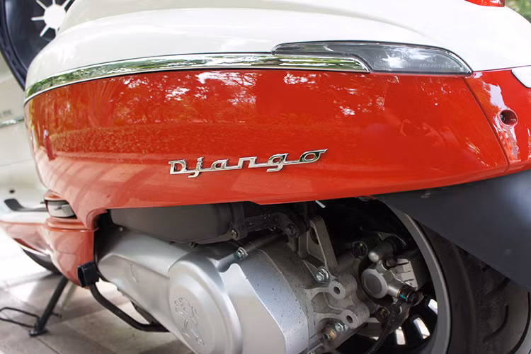 Thân trên của xe với màu trắng sữa tinh tế, trong khi nửa dưới sơn một màu nổi hơn để tạo sự tương phản. Ngay cả phông chữ được sử dụng cho tem nổi hai bên thân xe của Django cũng đã được lựa chọn với mục đích tạo ra cảm giác cổ điển cho chiếc xe.