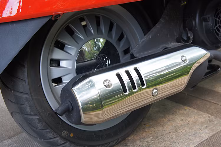 Xe sở hữu hệ thống ống xả bọc chrome kéo dài. Cặp bánh xe có đường kính mâm 12 inch, và cũng có thiết kế nhiều nan gợi nhớ về những chiếc xe hơi cổ điển. Thậm chí Peugeot còn trang bị ốp mâm xe để khiến cho chiếc Django trông giống các dòng xe cổ hơn nữa.