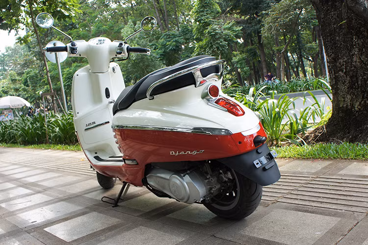 Phiên bản tầm trung được trang bị máy 125 cc 10,2 mã lực và bản cao cấp dùng động cơ 150 cc 11,3 mã lực. Tại thị trường Việt Nam, Django hiện đang chỉ có duy nhất phiên bản động cơ 4 kỳ 125 cc. Hệ thống treo của xe gồm phuộc ống lồng ở phía trước và phuộc monoshock ở phía sau.