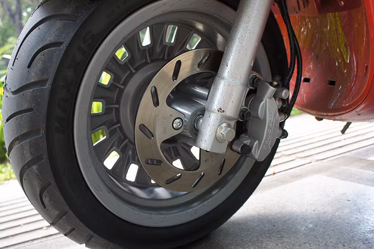 Mẫu xe tay ga đậm chất Pháp sử dụng phanh đĩa đường kính 200 mm ở phía trước và đĩa sau 196 mm với công nghệ phanh kết hợp SBC giúp tăng tính an toàn. Ngoài ra, xe còn được bổ sung công tắc chân chống tắt máy giúp người dùng không lo quên gạt chân chống.