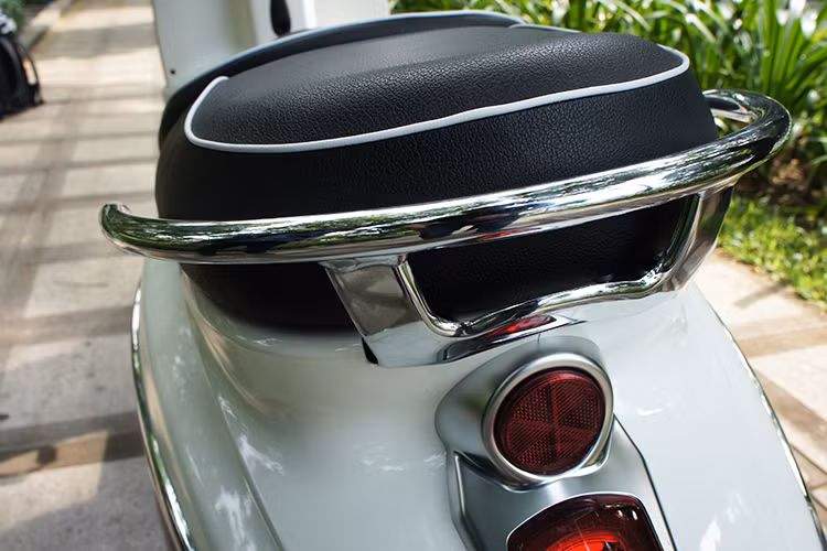 Những đường nẹp chrome chạy dọc thân xe của Django kết thúc ở phía sau với điểm nhấn là các đèn LED xi-nhan tinh tế. Trong khi đó, đèn hậu của xe có thiết kế đặt dọc và cũng sử dụng công nghệ LED hiện đại.