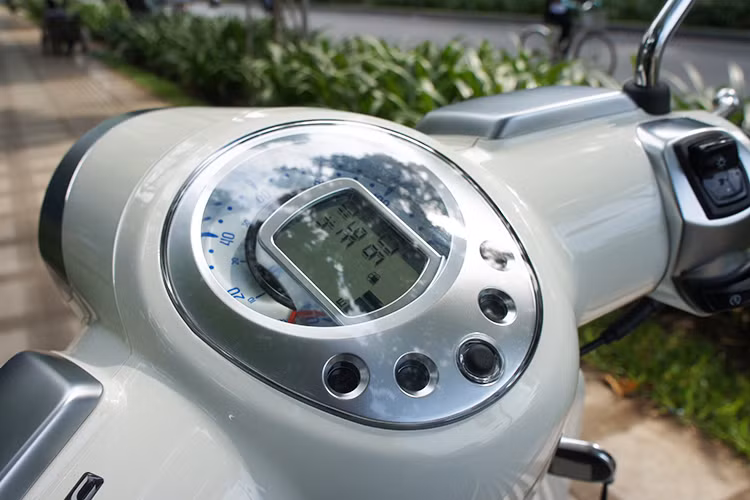 Bảng đồng hồ của xe có hình quả trứng khá ngộ nghĩnh, cùng thiết kế độc đáo với đồng hồ báo km/h nằm lồng bên ngoài một màn hình kỹ thuật số hiển thị đa thông tin ở chính giữa. Trong khi đó, bên dưới là những đèn báo khác nhau và nút bấm để chuyển giữa các chế độ hiển thị.