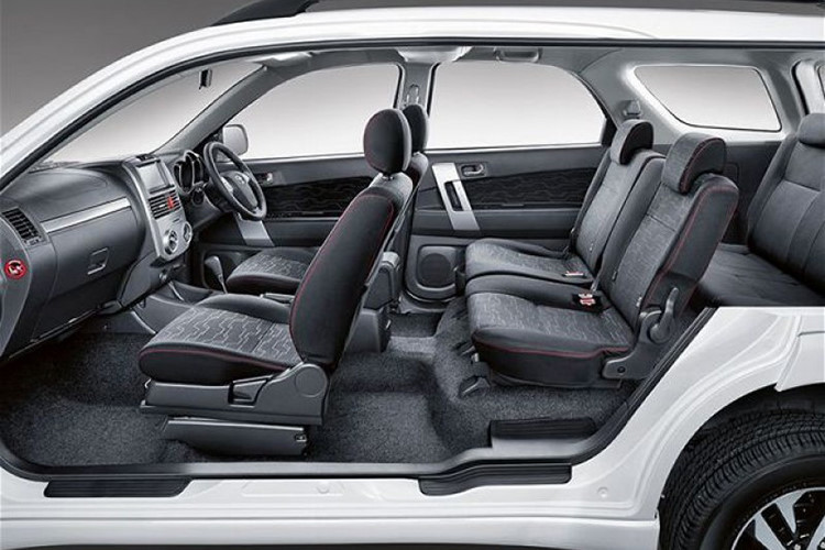 Mẫu xe Toyota Rush 2018 còn được trang bị công nghệ van biến thiên kép Dual VVT-i, cho công suất 104PS và mô-men xoắn 136Nm. Phiên bản Rush G sẽ được trang bị hộp số sàn 5 cấp trong khi bản TRD Sportivo sử dụng hộp số tự động 4 cấp. Tất cả các phiên bản của xe đều sử dụng động cơ xăng và hệ dẫn động cầu sau.