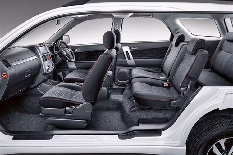 Mẫu xe Toyota Rush 2018 còn được trang bị công nghệ van biến thiên kép Dual VVT-i, cho công suất 104PS và mô-men xoắn 136Nm. Phiên bản Rush G sẽ được trang bị hộp số sàn 5 cấp trong khi bản TRD Sportivo sử dụng hộp số tự động 4 cấp. Tất cả các phiên bản của xe đều sử dụng động cơ xăng và hệ dẫn động cầu sau.