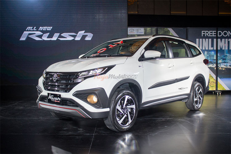 Mặc dù được định dạng thuộc phân khúc SUV cỡ nhỏ Toyota, tuy nhiên xe cũng có những tính năng an toàn như chống bó cứng phanh, phân bổ lực phanh điện tử, hỗ trợ phanh khẩn cấp, cân bằng điện tử và hỗ trợ khởi hành ngang dốc... Một điểm mới trên Rush 2018 là hệ thống giảm xóc mới, kiểu thiết kế phù hợp với nhiều điệu kiện mặt đường, thời tiết.