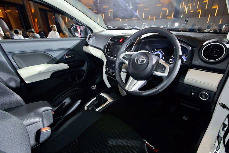 Thuộc phân khúc xe giá rẻ nên ngay cả trên phiên bản cao cấp nhất TRD Sportivo, nội thất của Rush chủ yếu vẫn được hoàn thiện với các vật liệu rẻ tiền như nhựa cứng và vải nỉ. Để khiến xe có vẻ cao cấp hơn một chút, Toyota đã phủ vật liệu mềm cho bảng táp-lô và sử dụng khá nhiều các chi tiết trang trí sơn màu bạc. Tông màu chủ đạo của nội thất là đen và kem.