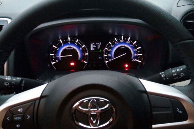 Ngoài ra chiếc xe còn có cụm nút điều khiển âm thanh tích hợp trên vô-lăng và bảng đồng hồ Optitron đèn nền xanh-trắng với màn hình đơn sắc hiển thị đa thông tin nằm giữa. Mọi phiên bản Rush thế hệ mới sẽ được trang bị động cơ mang mã hiệu 2NR-VE với 4 xi-lanh thẳng hàng dung tích 1.5l.