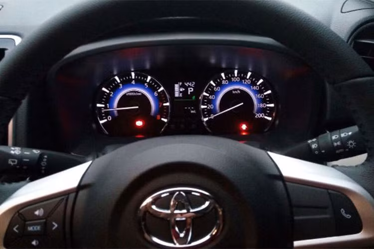 Ngoài ra chiếc xe còn có cụm nút điều khiển âm thanh tích hợp trên vô-lăng và bảng đồng hồ Optitron đèn nền xanh-trắng với màn hình đơn sắc hiển thị đa thông tin nằm giữa. Mọi phiên bản Rush thế hệ mới sẽ được trang bị động cơ mang mã hiệu 2NR-VE với 4 xi-lanh thẳng hàng dung tích 1.5l.