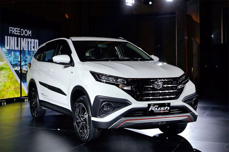 Nhiều khả năng, Toyota Rush sẽ được nhập khẩu nguyên chiếc từ thị trường Indonesia tương tự “đàn anh” Fortuner. Tại đây, xe có giá từ 239,9 triệu rupiah (khoảng 403,6 triệu đồng) đối với bản G số sàn, 249,9 triệu rupiah (420,5 triệu đồng) bản G số tự động, 251,3 triệu rupiah (422,8 triệu đồng) cho bản TRD Sportivo số sàn và 261,3 triệu rupiah (439,7 triệu đồng) cho bản TRD Sportivo số tự động.