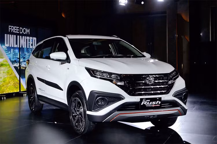 Nhiều khả năng, Toyota Rush sẽ được nhập khẩu nguyên chiếc từ thị trường Indonesia tương tự “đàn anh” Fortuner. Tại đây, xe có giá từ 239,9 triệu rupiah (khoảng 403,6 triệu đồng) đối với bản G số sàn, 249,9 triệu rupiah (420,5 triệu đồng) bản G số tự động, 251,3 triệu rupiah (422,8 triệu đồng) cho bản TRD Sportivo số sàn và 261,3 triệu rupiah (439,7 triệu đồng) cho bản TRD Sportivo số tự động.