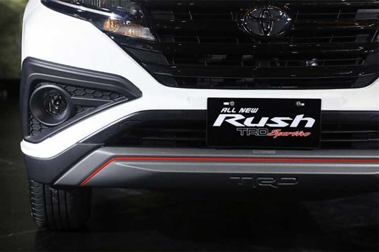 Mẫu xe Toyota Rush phiên bản 2018 mới có thiết kế hiện đại và mạnh mẽ có nhiều đường nét chia sẻ từ bộ đôi "người anh em" Innova hay Fortuner của hãng xe Toyota. Đèn pha LED phía trước và đèn hậu LED, lưới tản nhiệt màu đen mang lại cho xe một cái nhìn đặc biệt hơn.