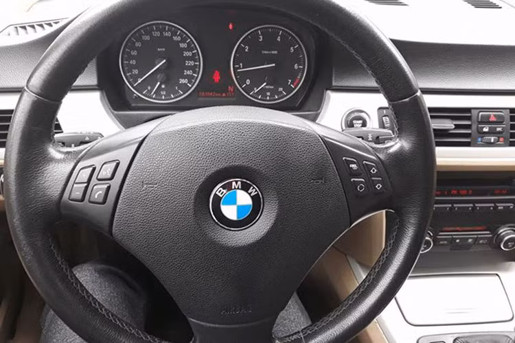 hiếc BMW 320i này còn sở hữu cửa sổ trời chỉnh điện, cần số bọc da. Thời điểm 2009, đây chính là lọai xe đầu tiên của BMW được giới thiệu tại Việt Nam có hệ thống định vị toàn cầu BMW tích hợp bản đồ Việt Nam (BMW Portable Navigation System Plus).