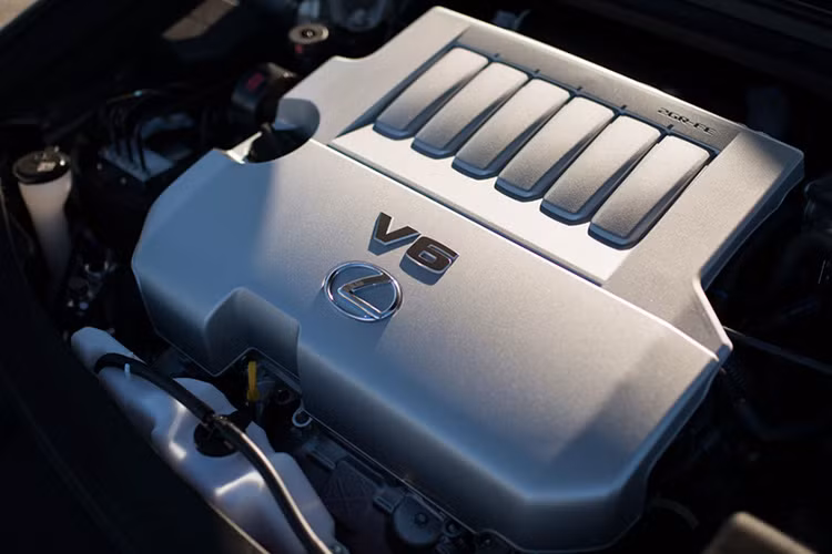 Bản ES350 sử dụng động cơ 3,5 lít V6, van biến thiên kép Dual VVT-i. Công suất tối đa 272 mã lực ở vòng tua 6.200 vòng/phút, mô men xoắn cực đại đạt 346 Nm ở vòng tua 4.700 vòng/phút. Khả năng tăng tốc từ 0-100 km/h trong 7,5 giây trước khi đạt tốc độ tối đa 230 km/h.