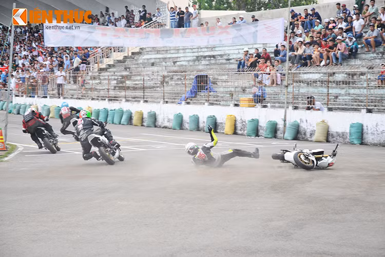 Rất tiếc cho tay đua này khi lúc đó anh đang ở vị trí thứ hai, bám sát ngôi đầu để tiến vào vòng chung kết.