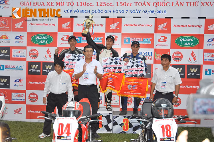 Đại diện nhà tài trợ, trưởng ban tổ chức giải thi đấu năm nay trao cúp cùng giải thưởng cho các vận động viên đoạt giải.