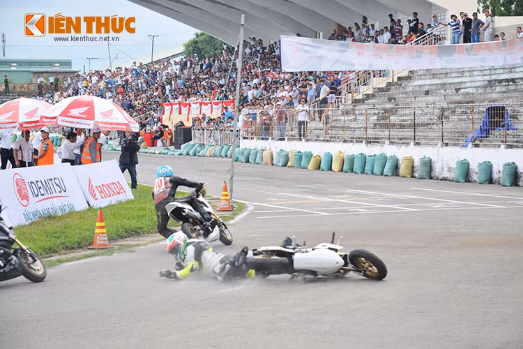 Một vụ va chạm nhẹ tại một khúc cua của phân khúc Honda MSX 125 để chuyển làn sang làn "đề pa" về đích.