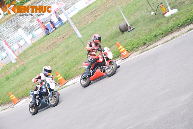 Ở từng phân khúc, các tay lái được chia thành 3 nhóm chạy vòng loại. Hai tay lái về đích trước mỗi nhóm tiếp tục đấu bán kết. Trận chung kết sẽ là màn so tài của 4 tay lái xuất sắc nhất.