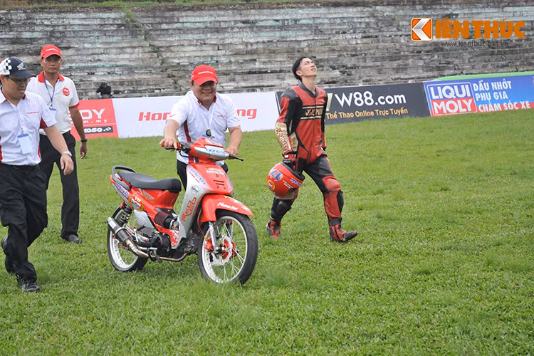 Một vận động viên không nén được nỗi buồn khi chiếc xe Wave độ của mình bất ngờ gặp sự cố và không thể tiếp tục được chặng đua.