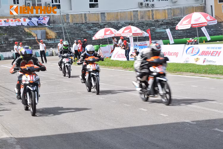 Tới tham dự giải đua lần này, bên cạnh các hoạt động đào tạo lái xe an toàn thông thương cho khách hàng, Honda Việt Nam lần đầu tiên tổ chức đào tạo Lái xe An toàn cho khách hàng sử dụng xe phân khối lớn.