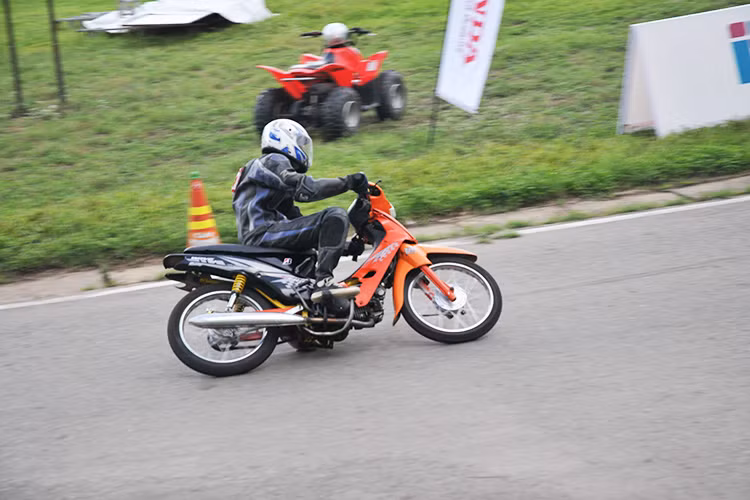 Hạng đua ở phân khúc xe Blade và Wave cũng chứng kiến trận chung kết được nhiều khán giả phấn khích. Các tay lái bám sát nhau và có những màn rượt đuổi và bứt tốc ngoạn mục.