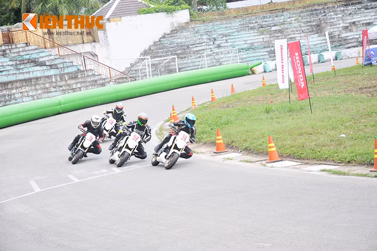 So với các mẫu 'xế nổ" tham gia giải đua năm nay, ngoài Honda Blade và Wave, mẫu xe côn tay cỡ nhỏ MSX 125 được nhiều khán giả quan tâm hơn cả bởi độ bốc và đầm hơn.