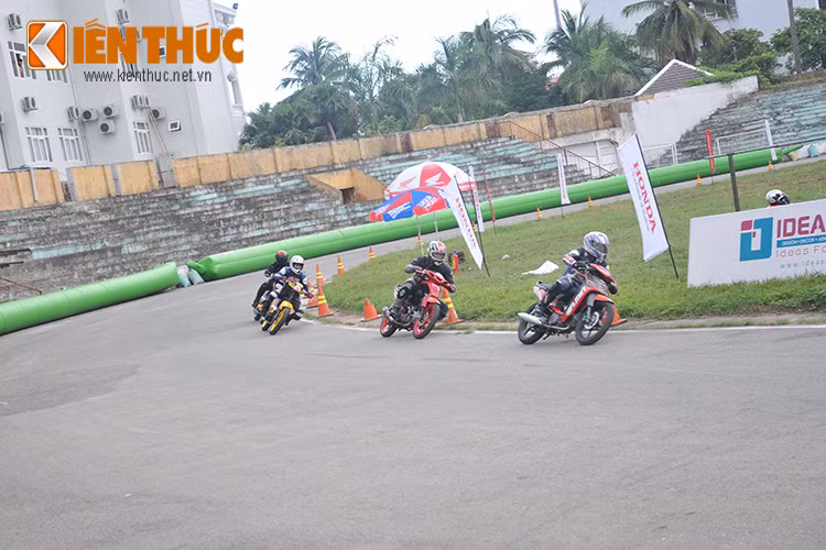 Những chiếc xế nổ của Honda ngoài mẫu xe côn tay MSX 125, hai dòng xe còn lại là Blade và Wave được độ thêm tay côn, thụt sau, cần số... 