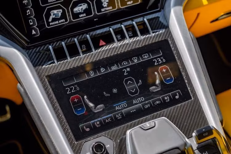 Khả năng kết nối trong Urus S bao gồm chức năng định vị dẫn đường được kết nối, các tính năng bảo mật và một số dịch vụ điều khiển trong xe. Các dịch vụ này cũng có thể được quản lý thông qua khả năng kết nối tích hợp điện thoại thông minh, với sự cải tiến của điều khiển đồng hồ thông minh bao gồm chức năng chìa khóa xe ảo.