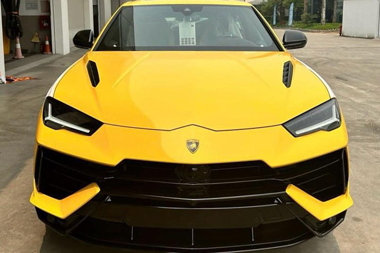 So với bản cũ, Lamborghini Urus S thế hệ mới có lưới tản nhiệt khác biệt với họa tiết nan ngang kéo dài sang hai bên. Đường gân trên nắp capô của bản S cũng rõ ràng và cứng cáp hơn phiên bản cũ, ngoài ra nó còn được bổ sung khe gió tản nhiệt.