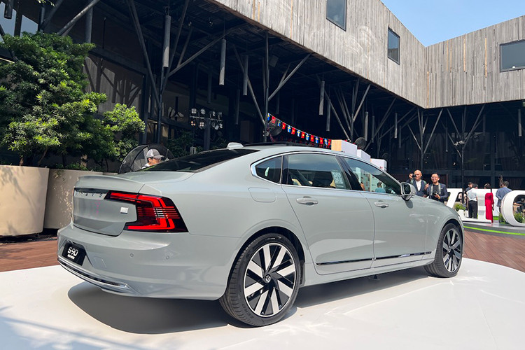 S90 Recharge có khả năng tăng tốc 0-100 km/h chỉ trong 4,8 giây và mức tiêu thụ nhiên liệu thấp nhất đạt 1,4 lít/100 km, lý tưởng cho những ai tìm kiếm sự đẳng cấp và hiệu suất.