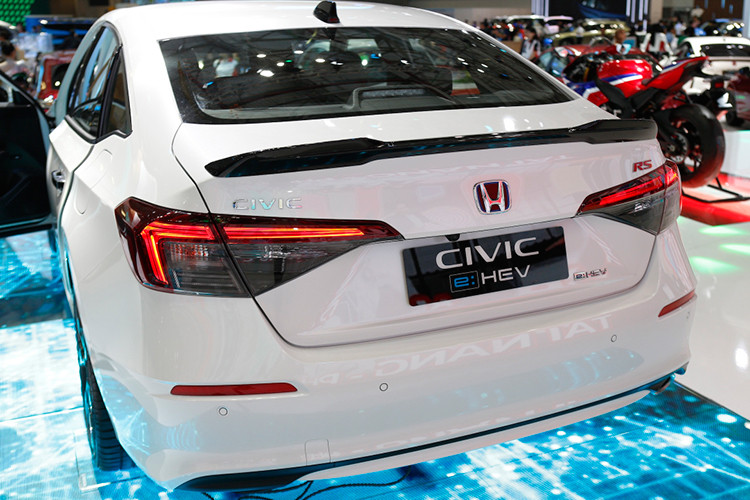 Mẫu xe Honda Civic e:HEV RS 2024 mới còn nổi bật với 3 chế độ lái linh hoạt cùng mức tiêu thụ nhiên liệu trung bình 4,56 lít/100 km. Civic e:HEV RS 2024 có giá bán 999 Triệu Đồng tại Việt Nam.