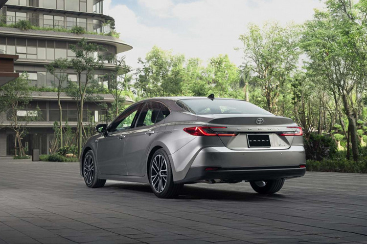 Mức tiêu thụ nhiên liệu của Toyota Camry HEV 2024 tại Việt Nam chỉ 4,2 lít/100 km giúp Camry HEV trở thành lựa chọn tiết kiệm và sang trọng. Xe có giá niêm yết từ 1,46 - 1,53 Tỷ Đồng.