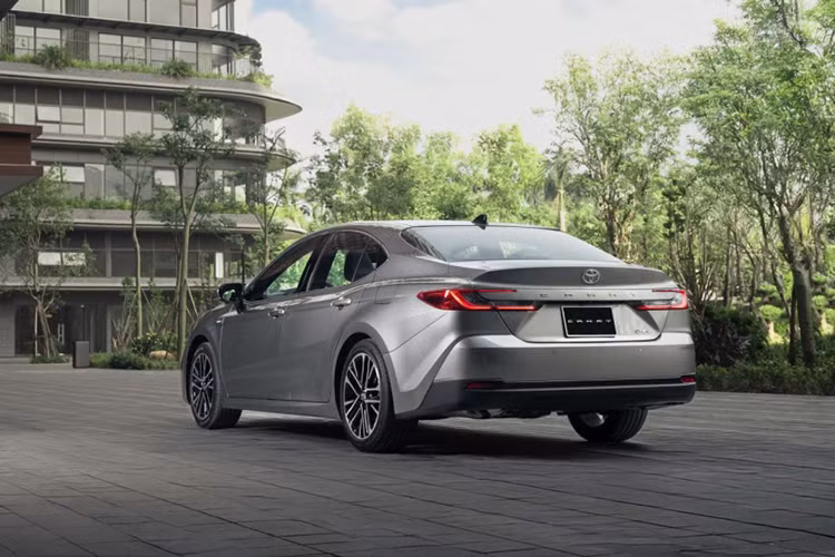 Mức tiêu thụ nhiên liệu của Toyota Camry HEV 2024 tại Việt Nam chỉ 4,2 lít/100 km giúp Camry HEV trở thành lựa chọn tiết kiệm và sang trọng. Xe có giá niêm yết từ 1,46 - 1,53 Tỷ Đồng.