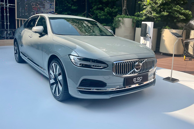  Volvo S90 Recharge: Giá 2,89 Tỷ Đồng Thuộc phân khúc sedan hạng sang cỡ trung, Volvo S90 Recharge là mẫu xe mạnh mẽ với tổng công suất 462 mã lực nhờ động cơ xăng 2.0L Turbocharge và mô-tơ điện.