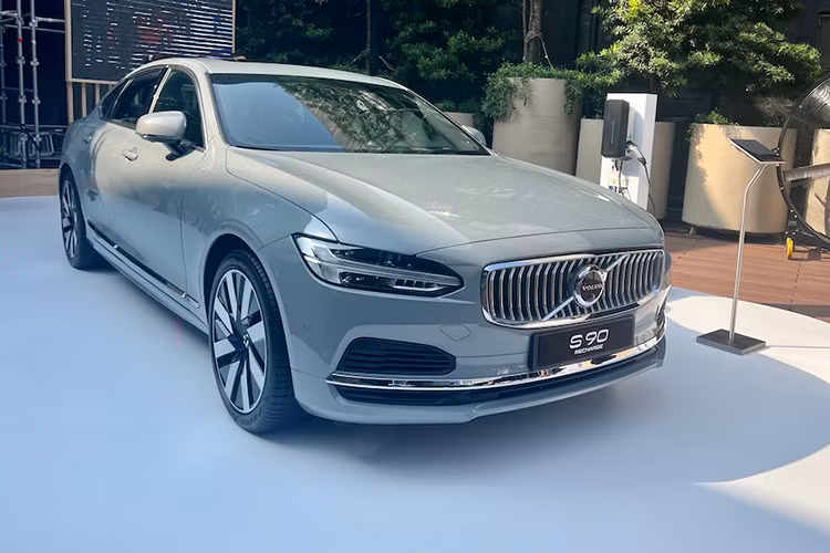  Volvo S90 Recharge: Giá 2,89 Tỷ Đồng Thuộc phân khúc sedan hạng sang cỡ trung, Volvo S90 Recharge là mẫu xe mạnh mẽ với tổng công suất 462 mã lực nhờ động cơ xăng 2.0L Turbocharge và mô-tơ điện.