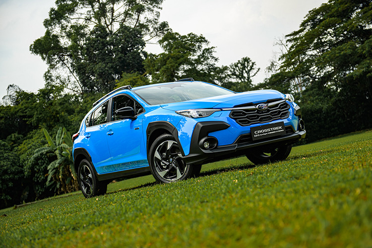 Subaru Crosstrek e-Boxer Hybrid: Giá 1,268 Tỷ Đồng Subaru Crosstrek e-Boxer Hybrid đánh dấu sự trở lại của dòng xe Subaru XV trước đây. Xe sử dụng động cơ xăng 2.0L kết hợp với mô-tơ điện, đạt tổng công suất 158,6 mã lực.