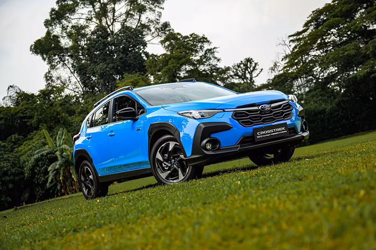  Subaru Crosstrek e-Boxer Hybrid: Giá 1,268 Tỷ Đồng Subaru Crosstrek e-Boxer Hybrid đánh dấu sự trở lại của dòng xe Subaru XV trước đây. Xe sử dụng động cơ xăng 2.0L kết hợp với mô-tơ điện, đạt tổng công suất 158,6 mã lực.