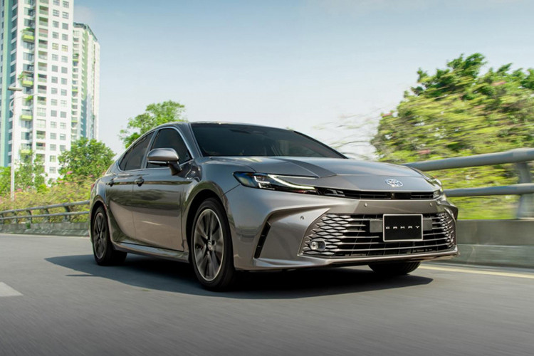  Toyota Camry HEV: Giá 1,46 - 1,53 Tỷ Đồng Toyota Camry HEV tiếp tục duy trì vị thế trong phân khúc sedan cao cấp. Hai phiên bản hybrid của dòng xe này sử dụng động cơ xăng 2.5L kết hợp với động cơ điện mang lại tổng công suất 225 mã lực.