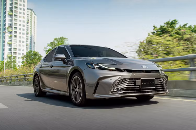  Toyota Camry HEV: Giá 1,46 - 1,53 Tỷ Đồng Toyota Camry HEV tiếp tục duy trì vị thế trong phân khúc sedan cao cấp. Hai phiên bản hybrid của dòng xe này sử dụng động cơ xăng 2.5L kết hợp với động cơ điện mang lại tổng công suất 225 mã lực.
