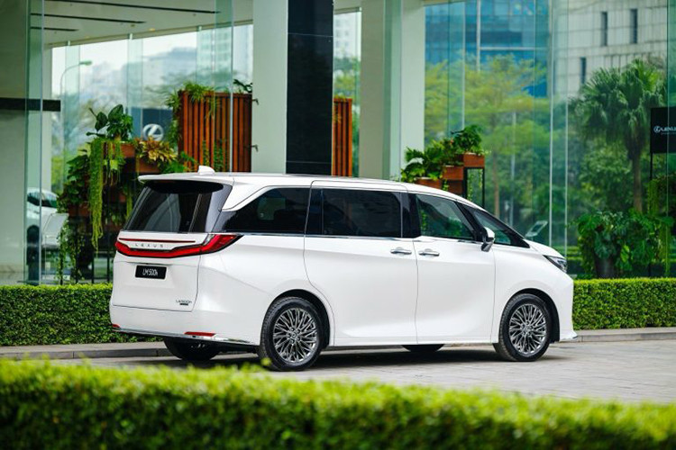 Mức tiêu thụ nhiên liệu của Lexus LM500h chỉ khoảng 6,6 lít/100 km giúp tối ưu hiệu quả vận hành. Mẫu xe MPV hạng sang này có giá bán từ 7,29 - 8,71 Tỷ Đồng tại Việt Nam.