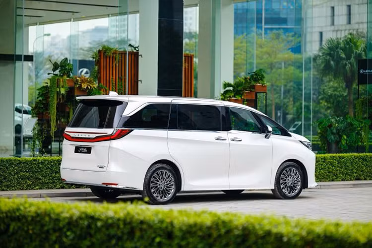 Mức tiêu thụ nhiên liệu của Lexus LM500h chỉ khoảng 6,6 lít/100 km giúp tối ưu hiệu quả vận hành. Mẫu xe MPV hạng sang này có giá bán từ 7,29 - 8,71 Tỷ Đồng tại Việt Nam.