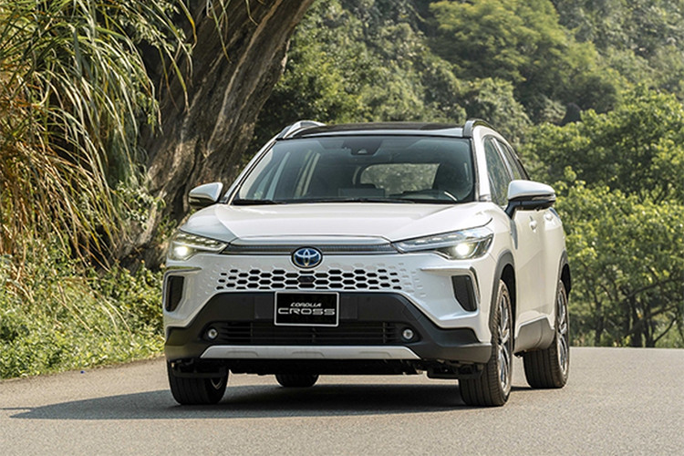  Toyota Corolla Cross 1.8HEV: Giá 905 Triệu Đồng Phiên bản nâng cấp giữa vòng đời của Toyota Corolla Cross được cải tiến nhẹ về thiết kế và bổ sung phanh tay điện tử cùng cửa sổ trời. Phiên bản hybrid sử dụng động cơ xăng 1.8L và động cơ điện cho tổng công suất 150 mã lực.
