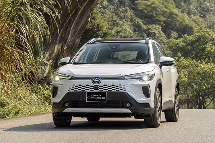  Toyota Corolla Cross 1.8HEV: Giá 905 Triệu Đồng Phiên bản nâng cấp giữa vòng đời của Toyota Corolla Cross được cải tiến nhẹ về thiết kế và bổ sung phanh tay điện tử cùng cửa sổ trời. Phiên bản hybrid sử dụng động cơ xăng 1.8L và động cơ điện cho tổng công suất 150 mã lực.