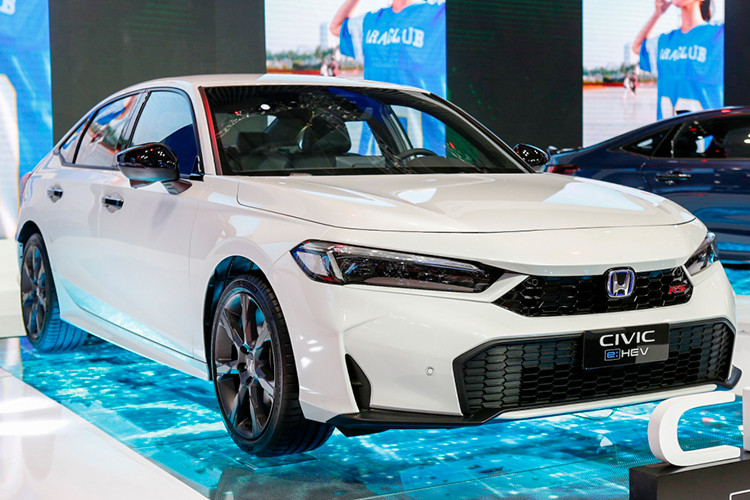  Honda Civic e:HEV RS: Giá 999 Triệu Đồng Lần đầu tiên ra mắt tại triển lãm Vietnam Motor Show 2024, Honda Civic e:HEV RS nhanh chóng thu hút sự chú ý với động cơ hybrid mạnh mẽ. Xe sử dụng máy xăng 2.0L kết hợp 2 mô-tơ điện cho công suất 200 mã lực và mô-men xoắn 315 Nm.